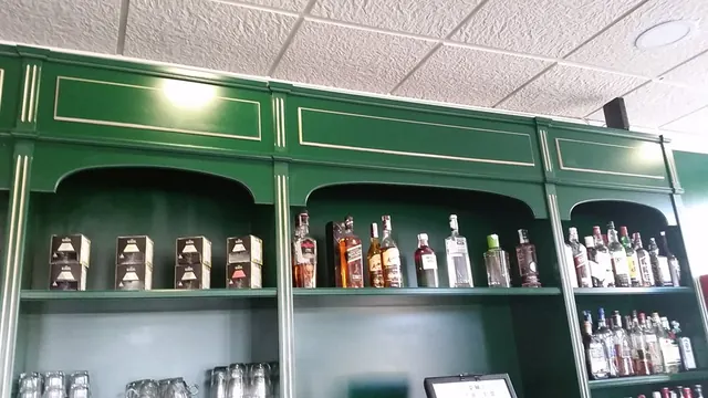 Estanterías lacadas en verde carruaje con molduras