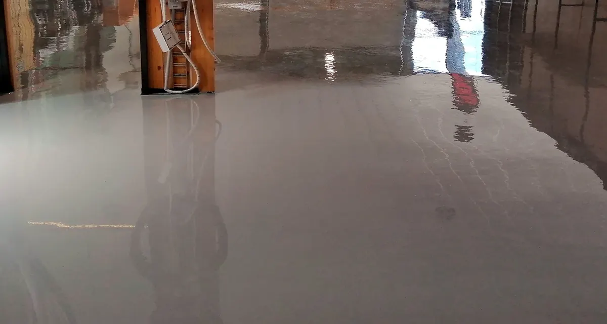 Pavimento continuo de resina Resinoq con acabado brillante en un local