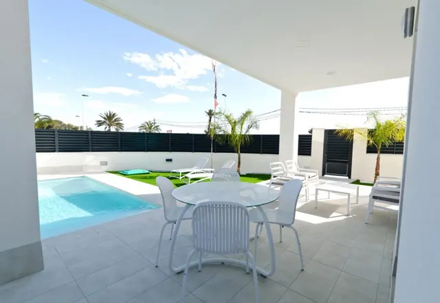 Terraza cubierta con vistas a la piscina